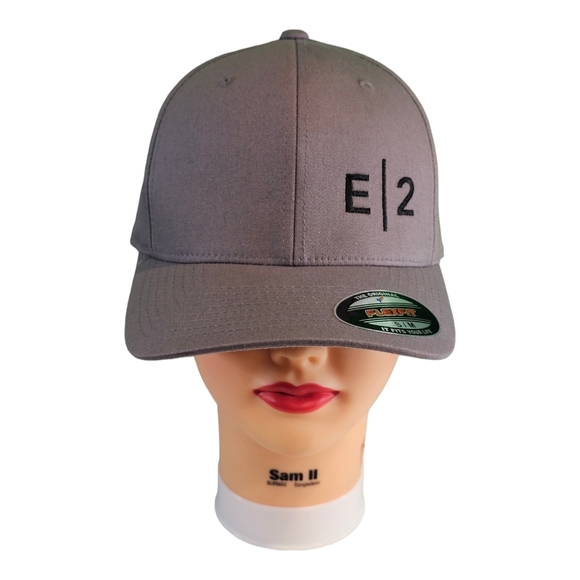 E | 2 Flexfit Baseball Hat Cap Adult Gray Yupoong Size‎ Small - Medium - Picture 1 of 5